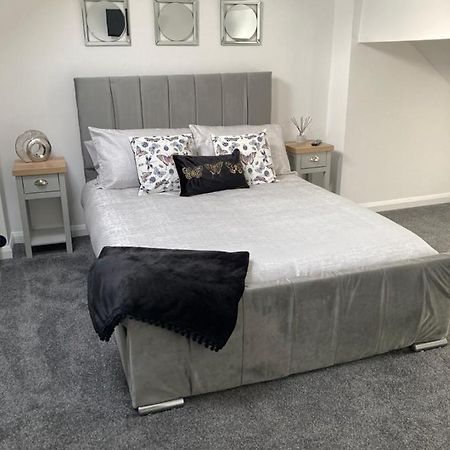 Cheshire Home Stays Crewe Bagian luar foto