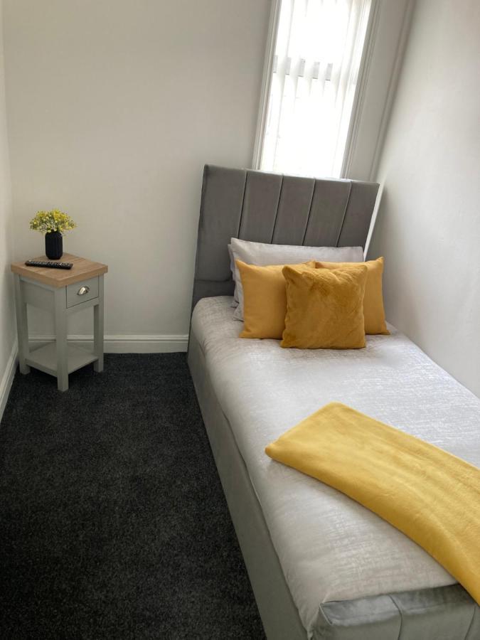 Cheshire Home Stays Crewe Bagian luar foto