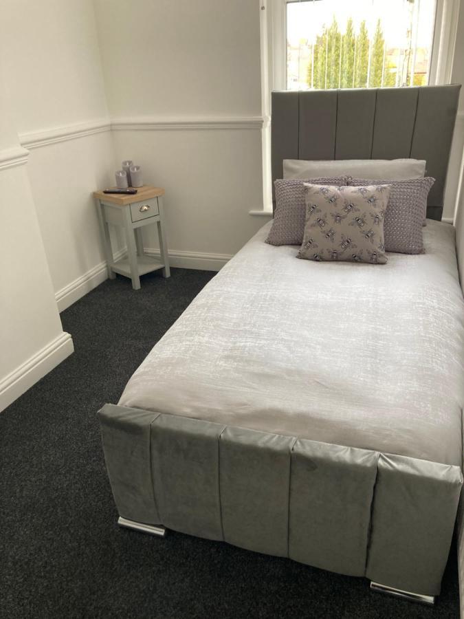 Cheshire Home Stays Crewe Bagian luar foto